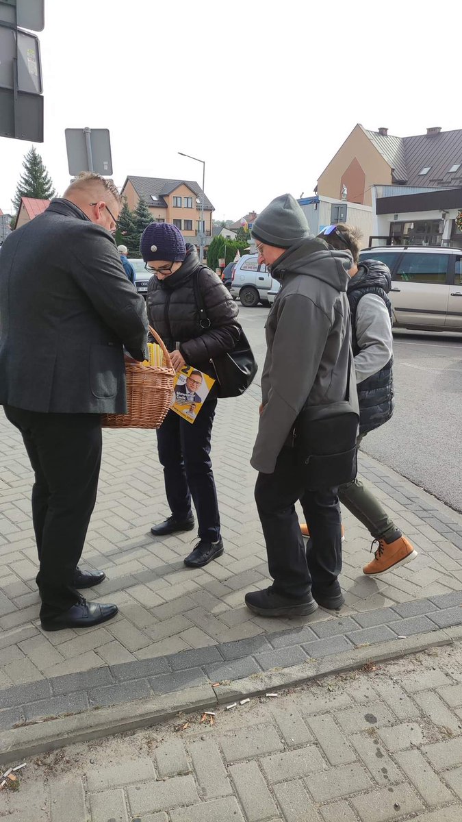 Mariusz24469851's tweet photo. Kolejny ciekawy dzionek ze @S_Cwik .    Lubimy #Hrubieszów i lubimy ludzi. Mili i chętni do rozmowy o przyszłości swojej i swoich rodzin.
Pozdrawiamy  :)
#TrzeciaDroga @PL2050Lub 
#Lubelskie https://t.co/TfIEdi3Mft