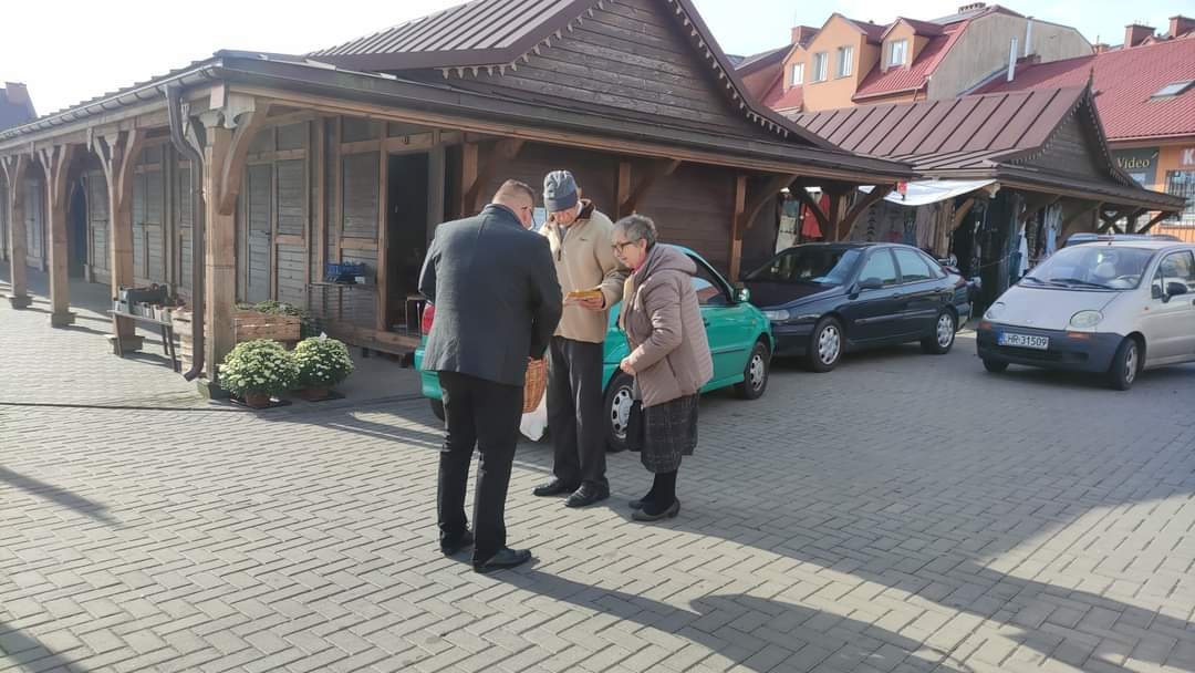 Mariusz24469851's tweet photo. Kolejny ciekawy dzionek ze @S_Cwik .    Lubimy #Hrubieszów i lubimy ludzi. Mili i chętni do rozmowy o przyszłości swojej i swoich rodzin.
Pozdrawiamy  :)
#TrzeciaDroga @PL2050Lub 
#Lubelskie https://t.co/TfIEdi3Mft