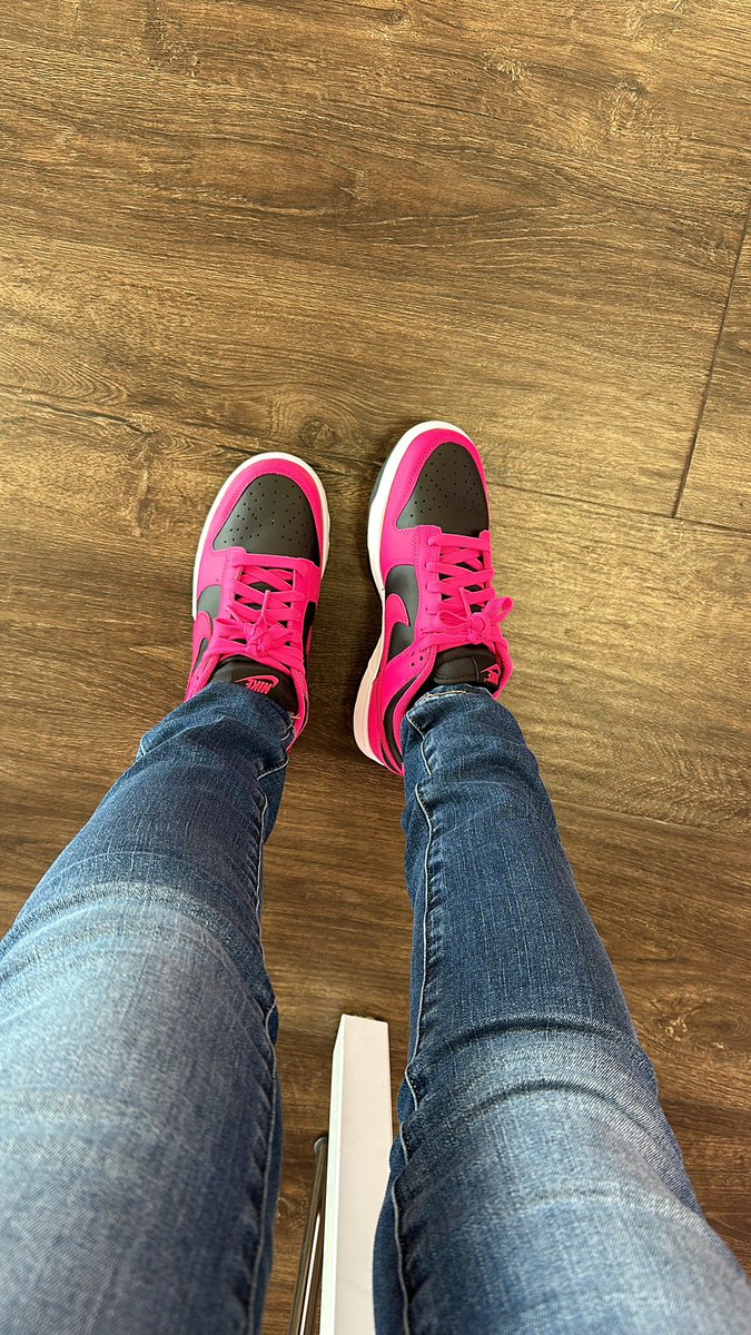 msolivia22's tweet photo. Kicks of the day! T Mobile obsessed clearly! 🩷 https://t.co/POcu91vcX9