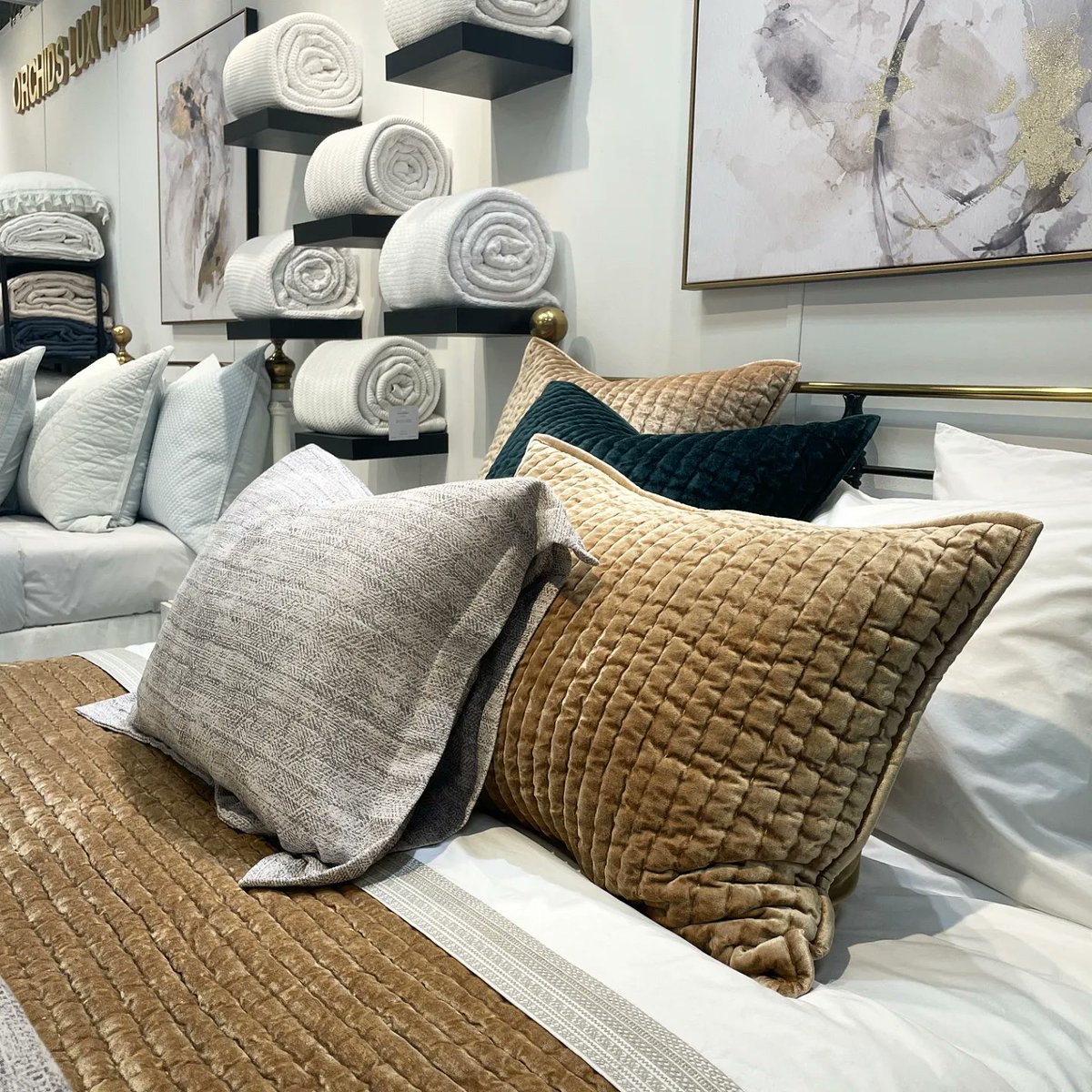 orchidsluxhome's tweet image. Where chic meets cozy! Say hello to vibrant hues, textures with finesse, and designs that are waiting to sweep you off your feet at Suites at Market Square G1019 in @HPMarketNews @ANDMOREhpmkt
..
#orchidsluxhome #hpmkt #designonhpmkt