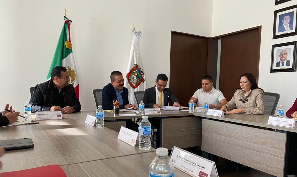 SomosCeneval's tweet photo. Agradecemos al Mtro. Miguel Ángel Hernández Espejel, titular de la @SeducEdoMex, quien nos recibió para intercambiar ideas sobre la labor que desempeña el Ceneval, y a la Mtra. @MarianaSosaO, por compartir su experiencia en las buenas prácticas en los procesos de evaluación. https://t.co/wPBa1luLgA