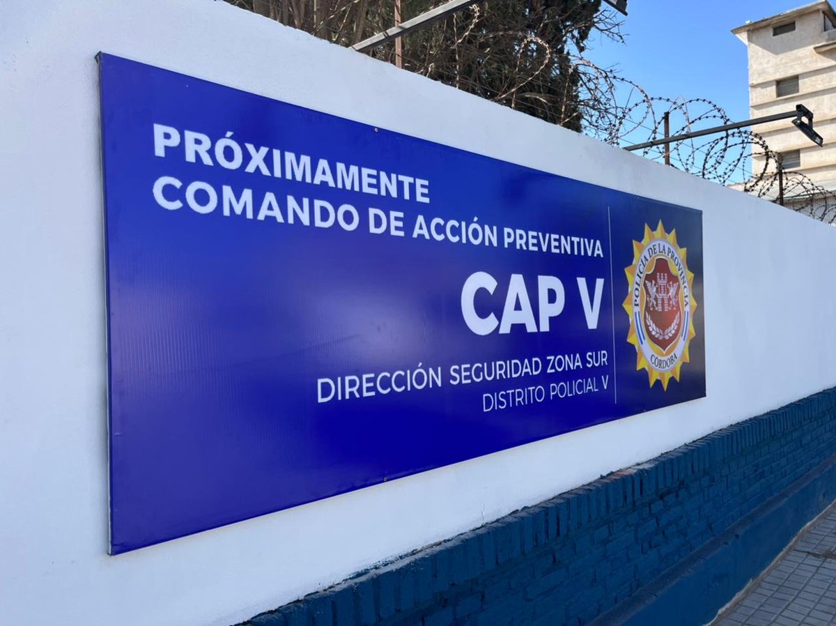 PoliciaCbaOf's tweet photo. La jefa de Policía Liliana Zarate Belletti, acompañada por el dir. gral. de #SeguridadCapital Cristian Mazza, recorrió las nuevas instalaciones donde se emplazará el #CAPV ubicado en Bº 1º de Mayo. 

En la ocasión, la máxima autoridad policial inspeccionó los avances de obras y saludó al personal que desempeña sus labores en la mencionada dependencia. Este nuevo espacio surge del convenio firmado con la empresa #Otonello.