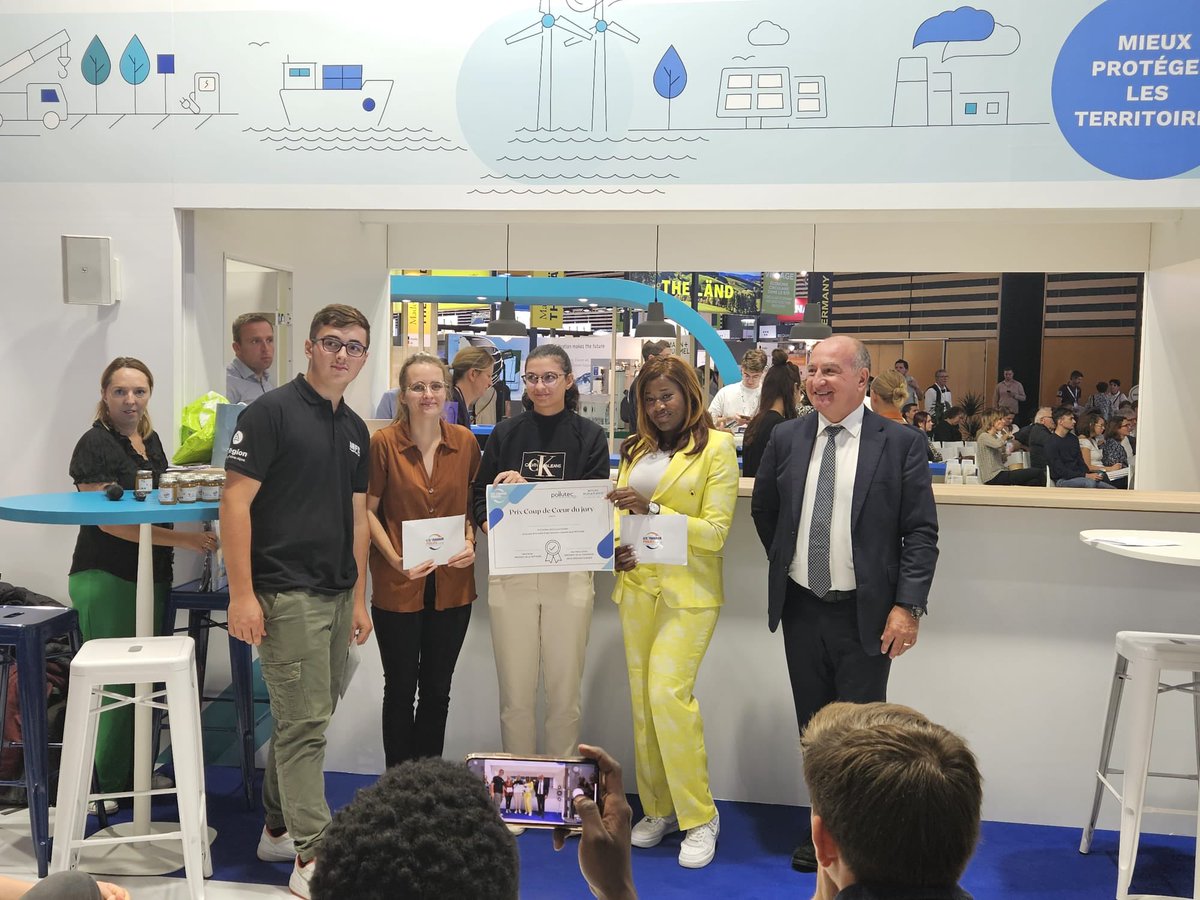FRTP_AuRA's tweet photo. 🔎Suite au 2 jours de session Open Innovation dans le cadre de @Pollutec , les étudiants ont présenté ce jour leurs projets, devant le public et des professionnels du secteur, sur le stand de la @FNTP_info 
👉Plus de détails: https://t.co/4OoTAOfoTG
#travauxpublics
@AlainGRIZAUD https://t.co/Q8EXsbNYve