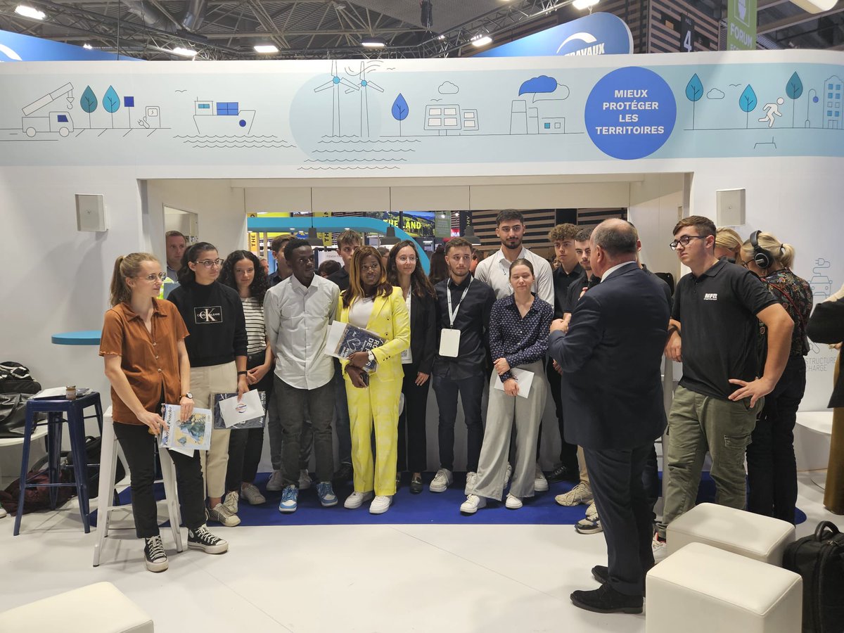 FRTP_AuRA's tweet photo. 🔎Suite au 2 jours de session Open Innovation dans le cadre de @Pollutec , les étudiants ont présenté ce jour leurs projets, devant le public et des professionnels du secteur, sur le stand de la @FNTP_info 
👉Plus de détails: https://t.co/4OoTAOfoTG
#travauxpublics
@AlainGRIZAUD https://t.co/Q8EXsbNYve