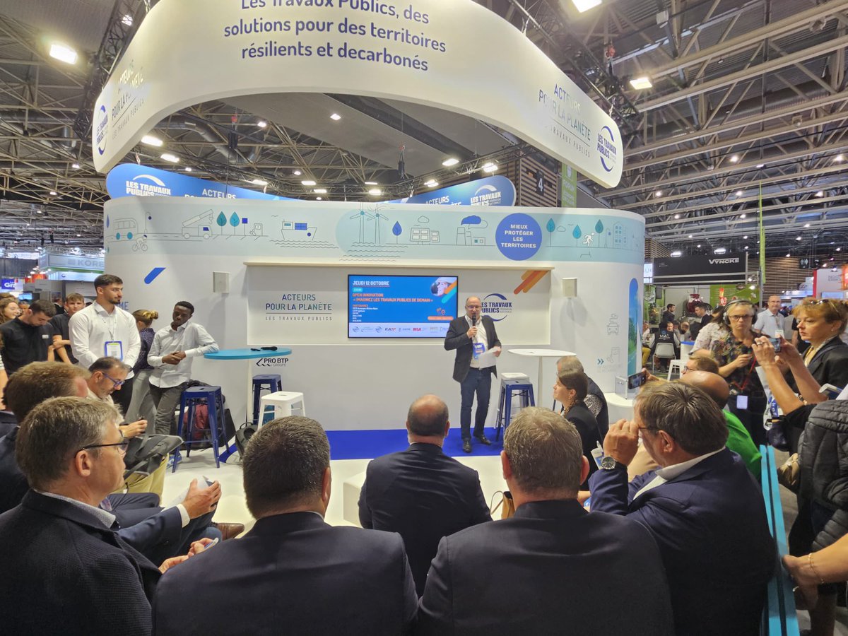 FRTP_AuRA's tweet photo. 🔎Suite au 2 jours de session Open Innovation dans le cadre de @Pollutec , les étudiants ont présenté ce jour leurs projets, devant le public et des professionnels du secteur, sur le stand de la @FNTP_info 
👉Plus de détails: https://t.co/4OoTAOfoTG
#travauxpublics
@AlainGRIZAUD https://t.co/Q8EXsbNYve