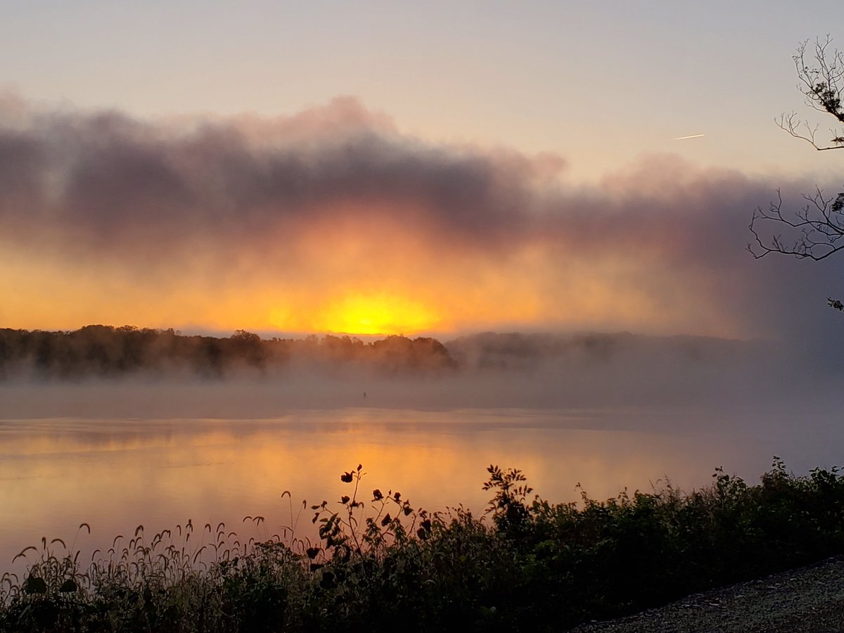 MissValleyTrav's tweet photo. As much as I love summers on sandbars and swimming in the river, it's mornings like this remind me why I love fall the best. #sunrise #mississippiriver #fallisbest https://t.co/pwz6sUj3Pi