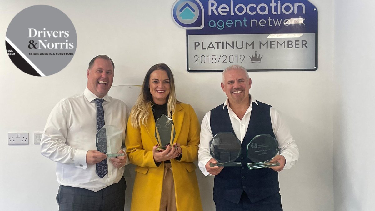 Great to see @Heather_Foster4 back in the @RelocationAgent Family....

Thanks Heather for dropping off our FOUR awards for 2022, look forward to seeing everyone in November for the 2023 Celebrations #RelocationAcrossTheNation #ReloAgent #LocalExperts #LondonWinners #Referrals