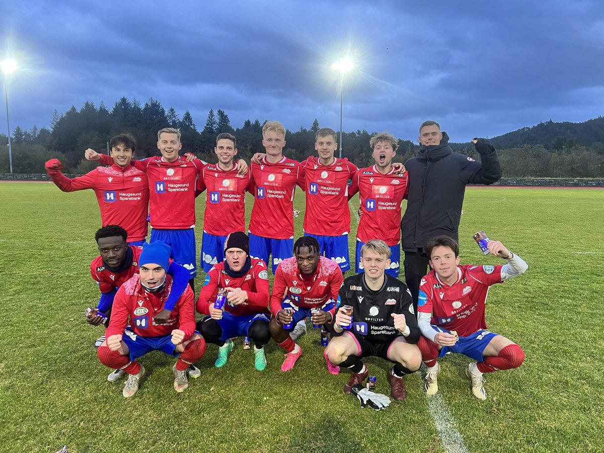 3-2 seier i en jevn kamp mellom Vard rød og Vard hvit. 

Tungen på vektskålen for Vard rød ble manager <a href="/AndreasEndrese1/">Andreas Endresen</a>. 

Gult kort til <a href="/JacobKvarven/">Jacob Steinsland Kvarven</a> for å måke vekk ballen. Må sone neste kamp.

Målscorere rødt: 
<a href="/Sixten_DJ/">Sixten Dalen Jensen</a> x2 
Aiden Harvey 

Målscorer hvitt: 
<a href="/MTjoland/">Mathias Tjoland</a>
