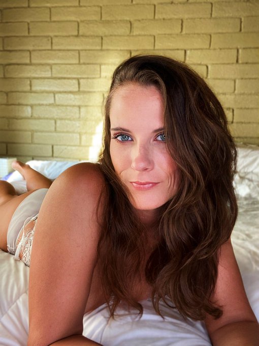 Moms love lounging in bed https://t.co/UQ6m1KgT7D