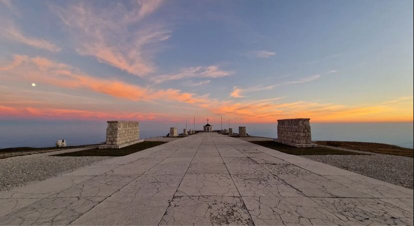 Una volta conclusa la Grande Guerra, si decise di costruire l’attuale sacrario militare, monumento ai caduti.
La costruzione del sacrario cominciò nel 1932, mentre l’inaugurazione avvenne il 22 settembre 1935.

Grazie a @mgraziadebortoli per lo scatto 
#visitbassano #visitveneto