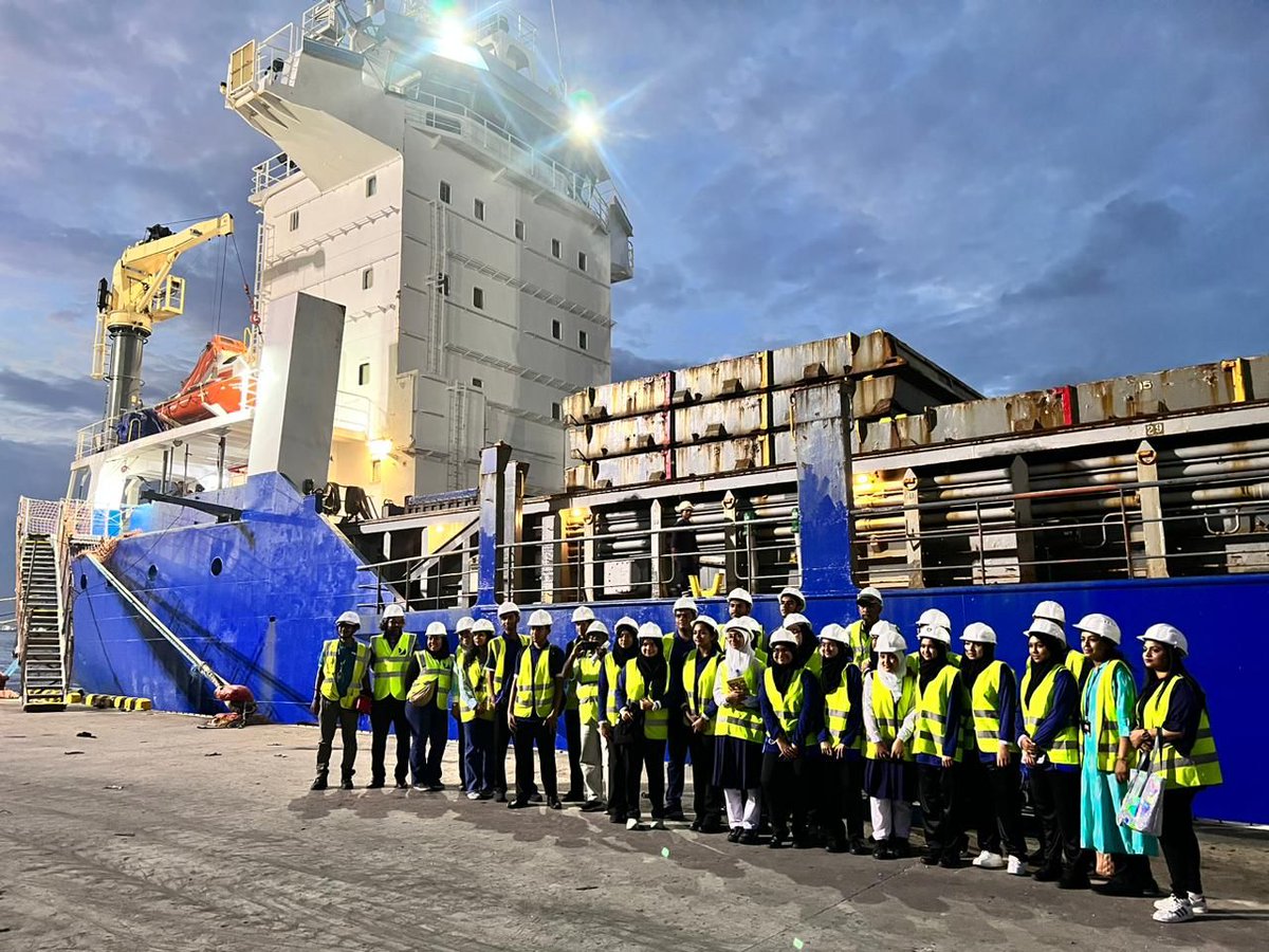 Wrapped up an incredible field visit by @CHSE_Highschool students to our vessel MSS Graphene. Understanding life onboard, working environment and safety culture. Learning beyond the classroom is truly an adventure.  #EducationAtSea #HandsOnLearning  #WorldMaritimeDay <a href="/MoEdumv/">Ministry of Education</a>