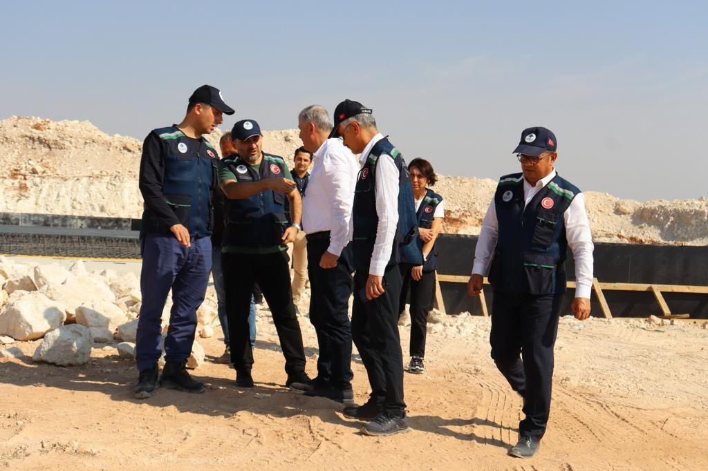 Genel Müdürümüz @recepturkilbank, Hatay Reyhanlı’da yapımı devam eden içmesuyu inşaatında incelemelerde bulundu. 

İlbank olarak, “Tüm yaraları sarana kadar, ilk gündemimiz afet bölgesidir.” şiarıyla çalışmaya devam edeceğiz. 

📍Hatay