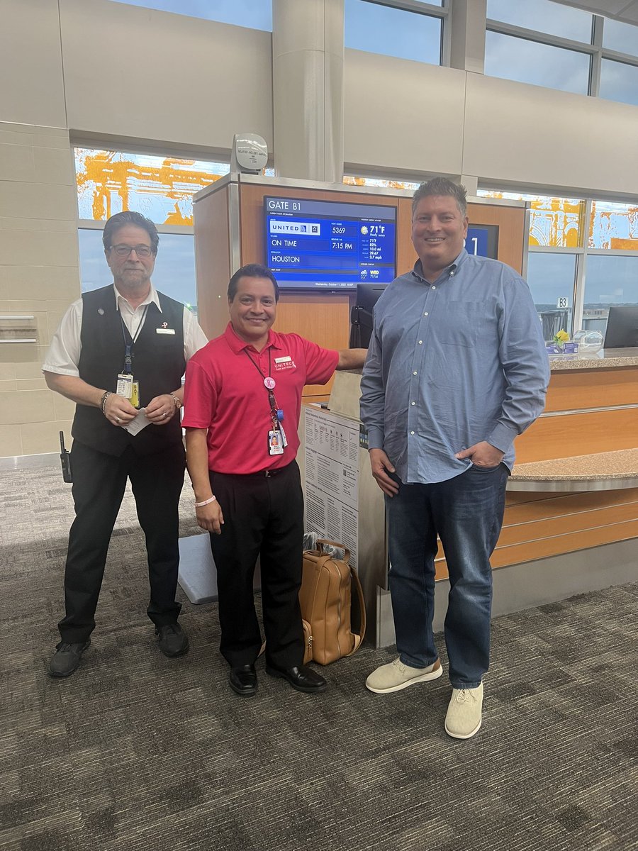 WOW from SAT!!
During Accelerate Gate Training in SAT, it was our pleasure to meet Mr. Massey, a Premier 1K member that earned his One Millionth Mile, while traveling from SAT-IAH. 
Congratulations and Thank you 
Mr. Massey, from all of us at United. 
#unitedconsistencyteam