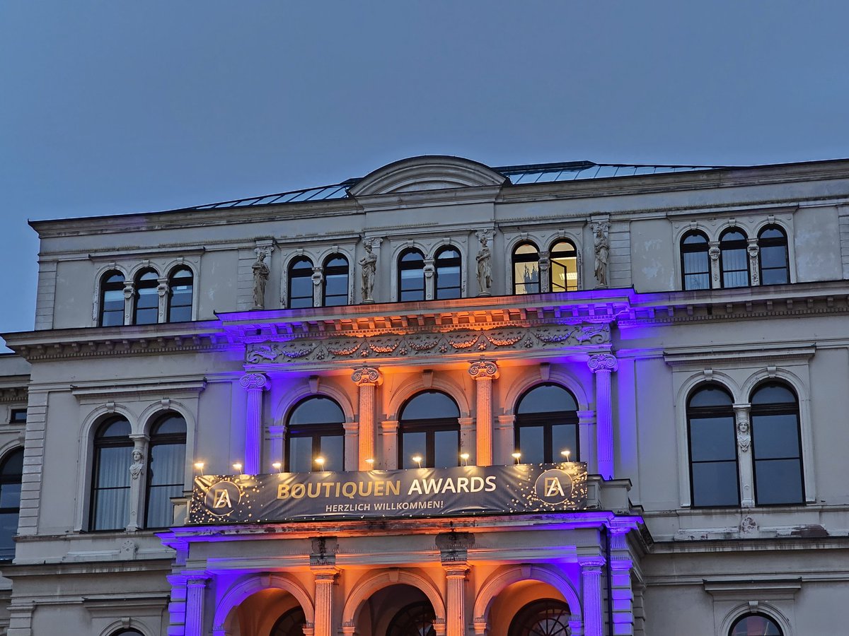 AjpmNews's tweet image. Im #Gesellschaftshaus des  @ZooFrankfurt warten alle Anwesenden auf den #Beginn des #BoutiquenAwards . Gleich geht es los!