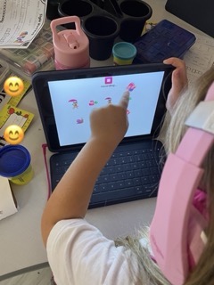 KellyMartinITF's tweet image. Kinder @BridlewoodES used the App Draw and Tell to draw and record what they know about patterns. 🎤 #DigitalLisd  #LisdPowerfulProduction
