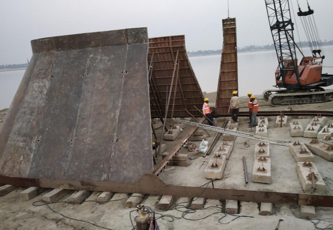 doctor_formwork's tweet photo. Double ‘D’ well foundation Cutting edge and curb shutter assembly at site… #shutter #formwork #well #foundation #bridge #engineering #river #structure https://t.co/shs1hHau4B