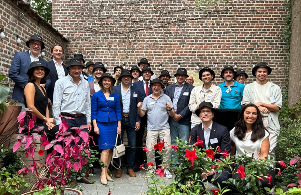 alumniUTwente's tweet photo. Gisteren hielden we een meet-up voor UT alumni in Brussel. Alumni Roelof Bleker (Mayor of Enschede) en Sevim Aktas deelden inzichten over Europese ambities, plannen voor Twente en perspectieven vanuit Brussel. Houd onze kalender in de gaten voor toekomstige evenementen! 📅💥 https://t.co/R3fTu3ZOnF