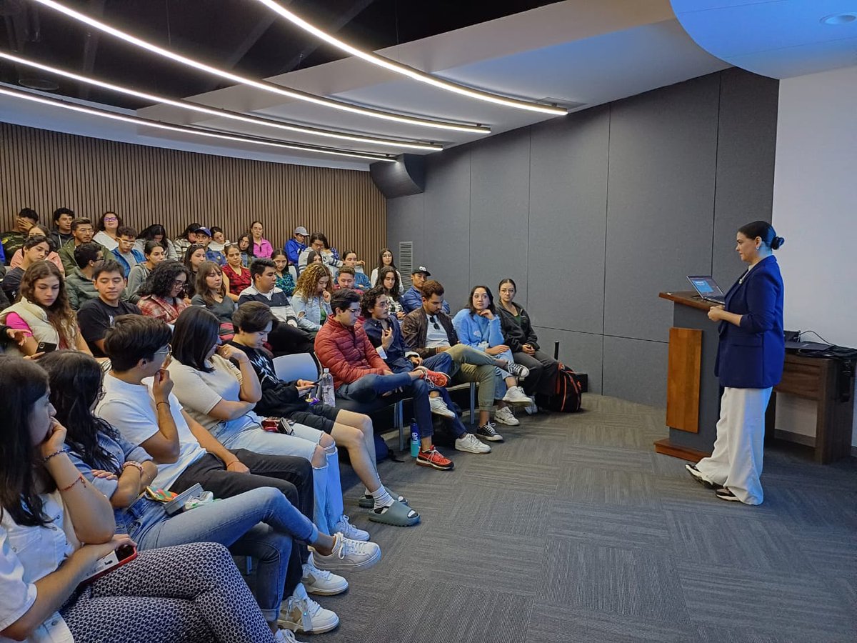 figlesias1977's tweet image. 🌟Nuestros alumnos tuvieron el privilegio de asistir a una charla magistral sobre #PersonalBranding impartida por la profesional de talento humano y transformación, Michelle Akel. Como director prm Licenciatura en Mercadotecnia del #TecnológicoDeMonterrey me siento complacido.