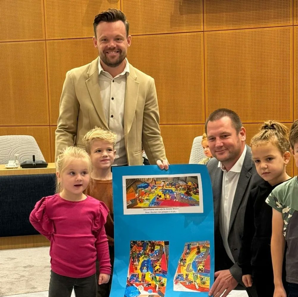 Vandaag kwam groep 1-2 van Kindcentrum De Groote Wielen langs in de raadszaal. De kinderen hebben ideeën voor hun ideale buurt kunnen overhandigen aan mij en wethouder @roygeers. 1/2