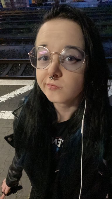 irgendwas strahl ich heute aus xD jetzt hilft mir sogar jemand mit koffer hochtragen xD .. wenn jetzt<a href="/tag/femdom"class="tags"><span>#femdom</span></a><a href="/tag/findom"class="tags"><span>#findom</span></a><a href="/tag/herrin"class="tags"><span>#herrin</span></a><a href="/tag/geldherrin"class="tags"><span>#geldherrin</span></a>