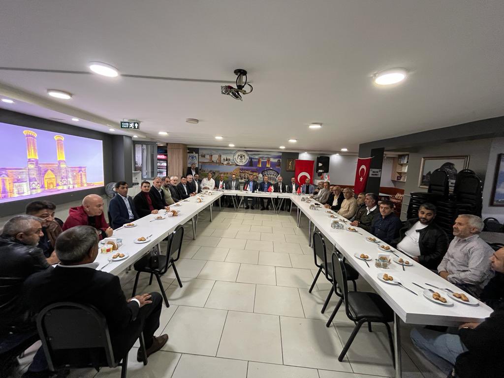 Beraberliğimizden aldığımız güç ve milletimizin teveccühü ile #TürkiyeYüzyılı için, #YenidenÇekmeköy için çalışmaya devam ediyoruz. 

Erzurumlular derneğimizi ziyaret ederek, dernek başkanı Musa Sağdıç ve yönetimine hayırlı olsun dileklerimizi ilettik. 

<a href="/osmannnurika/">Osman Nuri Kabaktepe</a>