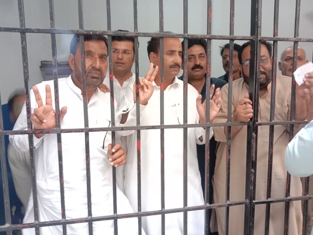 BolnaZarooriHai's tweet photo. سرکاری سکولز میں داخلہ ٹارگٹ پورے کریں ہم
سکولز کی زیبائش و آرائش کریں ہم 
طلباء کو مفت اور معیاری تعلیم دیں ہم
اور آپ ہمارے سجے سجائے سکولز ہتھیا لو ؟ 
ایسے کیسے؟ 

#اگیگا_قائدین_رہا_کرو https://t.co/WhNvYBGQ4q