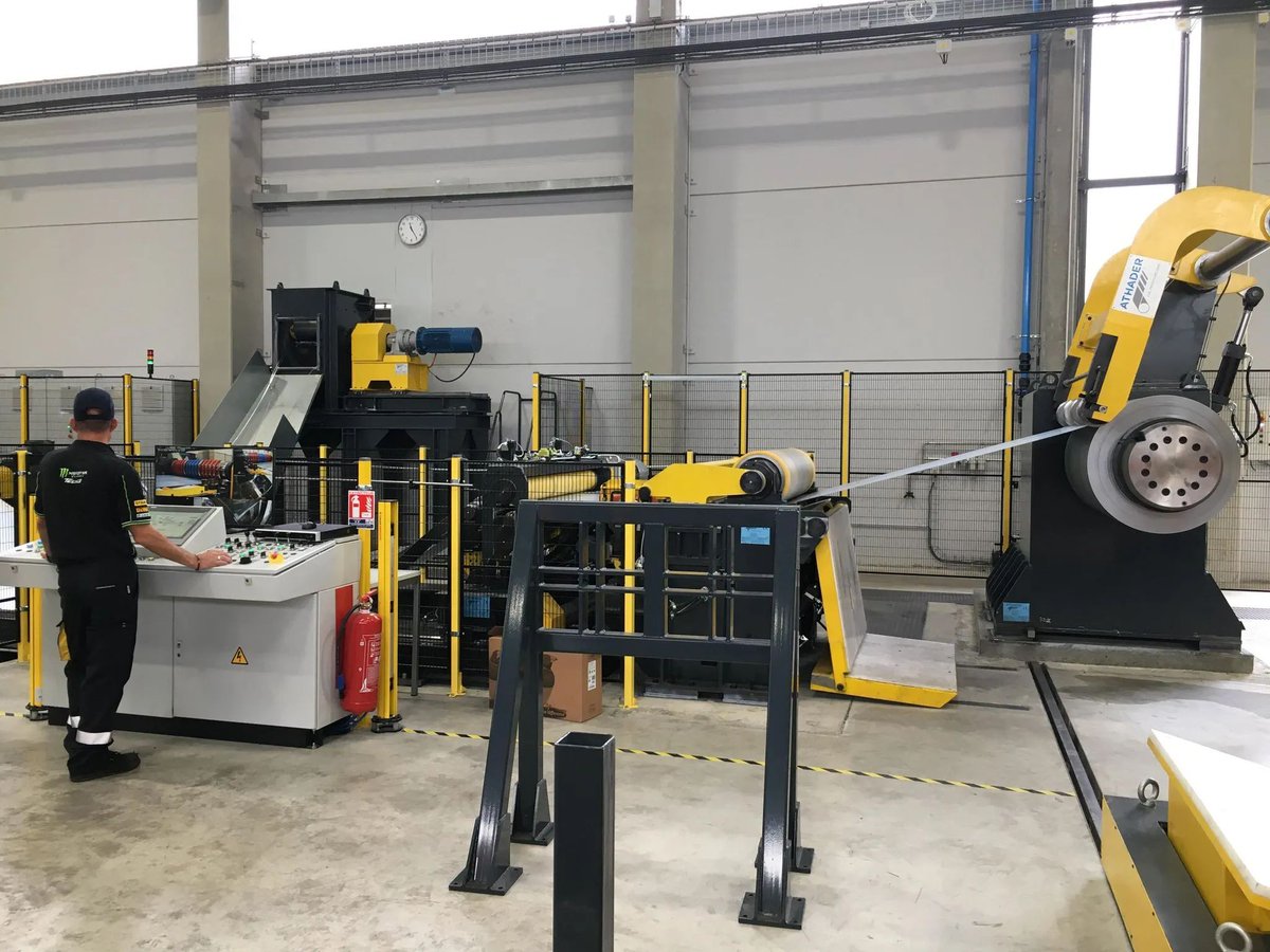 🏭 L'usine de 5 000 m² doit répondre à une hausse des expéditions. Dirickx y fabrique des poteaux pour clôtures, grillages et panneaux de jardins. Le terrain de 3 hectares pourrait accueillir, à terme, d'autres bâtiments de production. buff.ly/45J9gh3