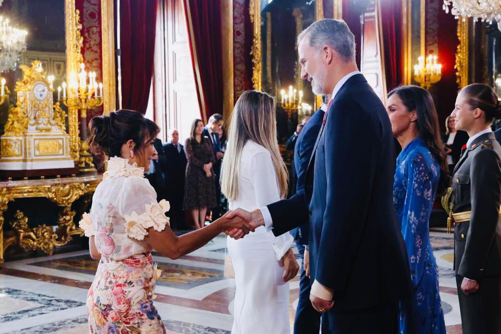 Honrada de acompañar a las altas autoridades del Reino de España en la celebración de su Día Nacional y de trasladarles el fraterno saludo del pueblo y del gobierno de Venezuela. Seguimos trabajando en fortalecer las relaciones bilaterales.
