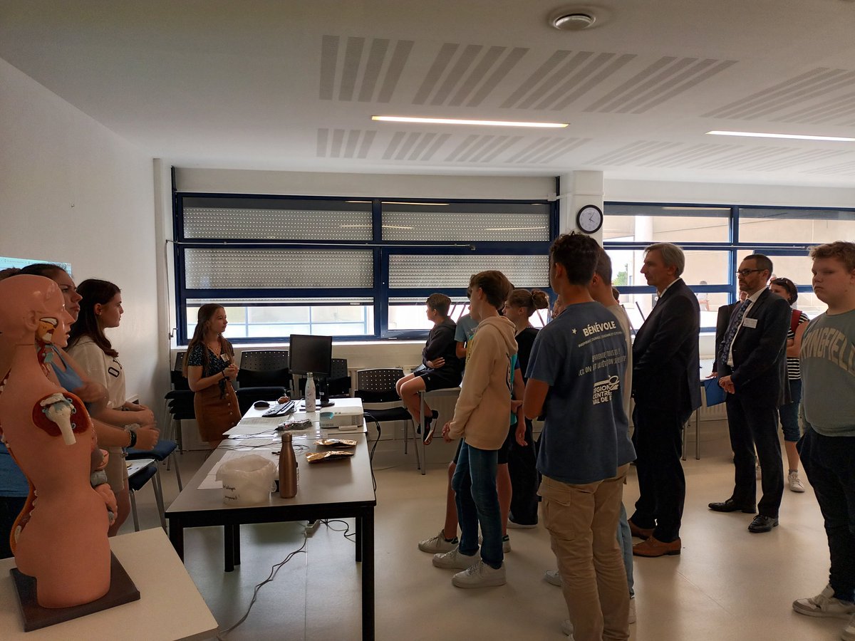 anne_billaud's tweet photo. De belles prestations des élèves du lycée vaucanson pour cette première journée de Vauc'en sciences . Pédagogie,  liaison, discours entre pairs : comment donner le gout des sciences aux collegiens #fetescience #dsden37 #ac_orleanstours #JeromeAllouis 
Un grand merci aux équipes https://t.co/azUB3ibao2