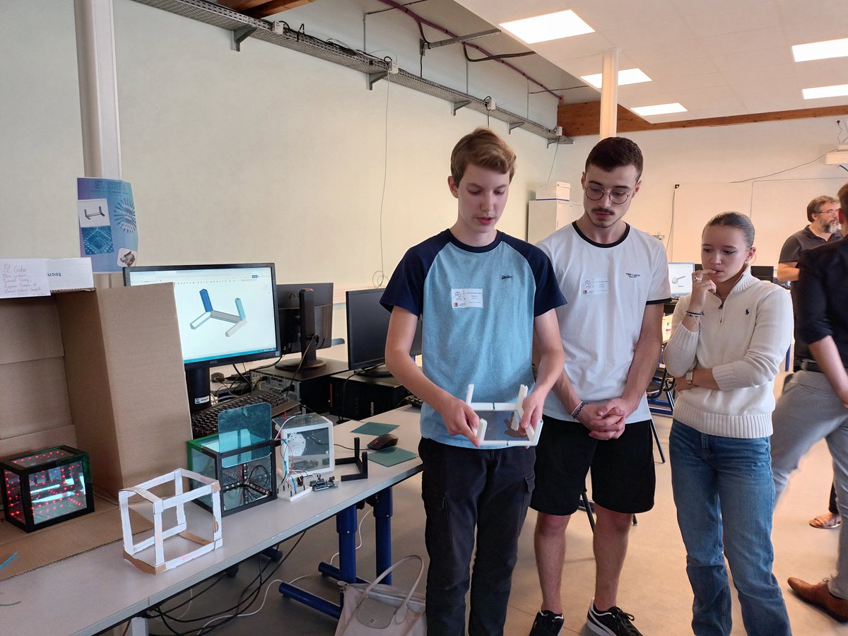 De belles prestations des élèves du lycée vaucanson pour cette première journée de Vauc'en sciences . Pédagogie,  liaison, discours entre pairs : comment donner le gout des sciences aux collegiens #fetescience #dsden37 #ac_orleanstours #JeromeAllouis 
Un grand merci aux équipes