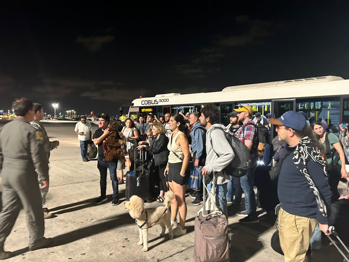 ¡Despega desde Tel Aviv el cuarto vuelo de evacuación de la <a href="/FACh_Chile/">Fuerza Aérea de Chile</a>! 🛫
Continúa el trabajo para trasladar a 70 personas a una zona segura. El avión aterrizará en Madrid, España.