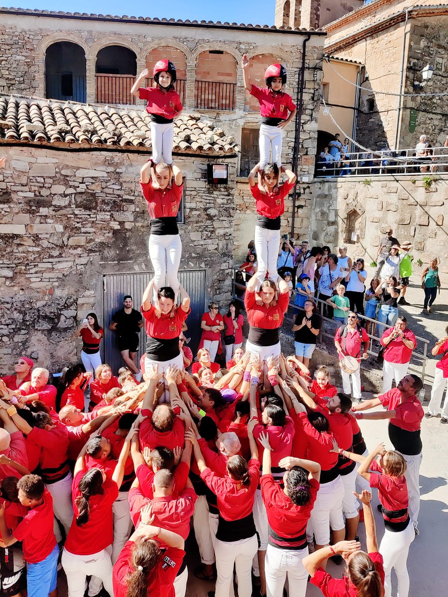 Xicots's tweet photo. Un any més, i ja en van 9, participem a la diada Nativitat Yarza a #Bellprat.
Hi hem fet 4de7 ( 6è any que fem castell de 7 femení), 4de6a, 3de6a, 2pde4 i un pd4 al balcó, amb troncs 100% femenins. Un plaer @JovesValls  compartir plaça i lluites 💜✊.
#castelleres
#castells https://t.co/IA2CegExgY