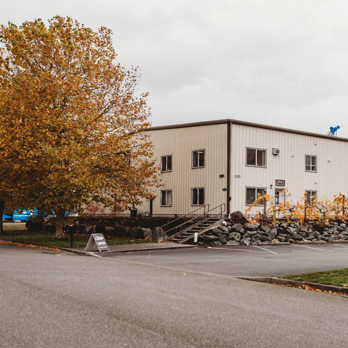 Fidalgocoffee's tweet photo. Fidalgo in the Fall 🍂 Swing by and pick up a bag of coffee! The store is open from 10 to 3 during weekdays. 

#FidalgoCoffee #FidalgoCoffeeRoasters #specialtycoffee #localcoffee #coffeeroaster #local #coffee #coffeebeans #burlingtonwa #skagitvalley https://t.co/HMCCkLjE76