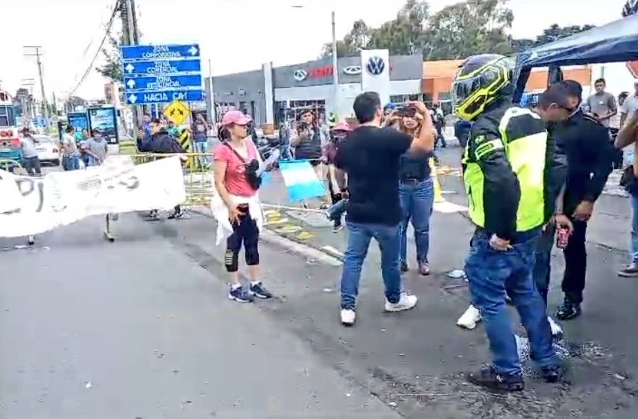 vichoguate's tweet photo. AHORA

Kilómetro 16 de Carretera a El Salvador. 

Conductores retirando el bloqueo.

Información en desarrollo. https://t.co/7Xia3xeKiT