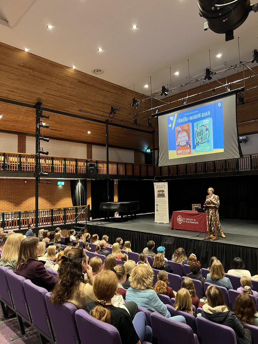 There’s a very buzzy room at @SHSKSchool this evening as we celebrate the publication of Robin Stevens’ new book, #TheBodyInTheBlitz 🔎 @redbreastedbird @PuffinBooks