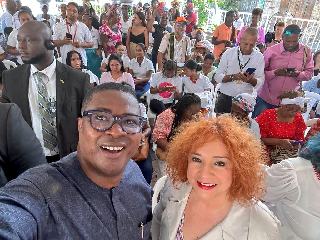 MinInterior's tweet photo. La viceministra @liliasolanor, participa en 1ra sesión ordinaria de Comisión Intersectorial de 
Reparación Histórica para superar los efectos del racismo, la discriminación racial y el colonialismo en los pueblos étnicos del país; liderada por la @ViceColombia, @FranciaMarquezM. https://t.co/8lnYGsVnnK