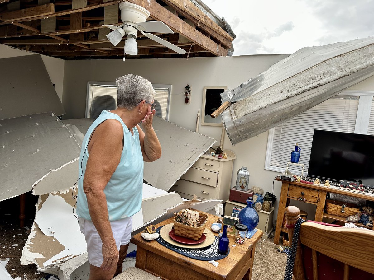 JoshRojasBN9's tweet photo. Severe weather overnight in Dunedin tore the roof off of 73-year-old Sondra Martin’s mobile home. Two other mobile homes were also heavily damaged. Martin says she doesn’t have insurance. @BN9 https://t.co/2qUjRe1gOC