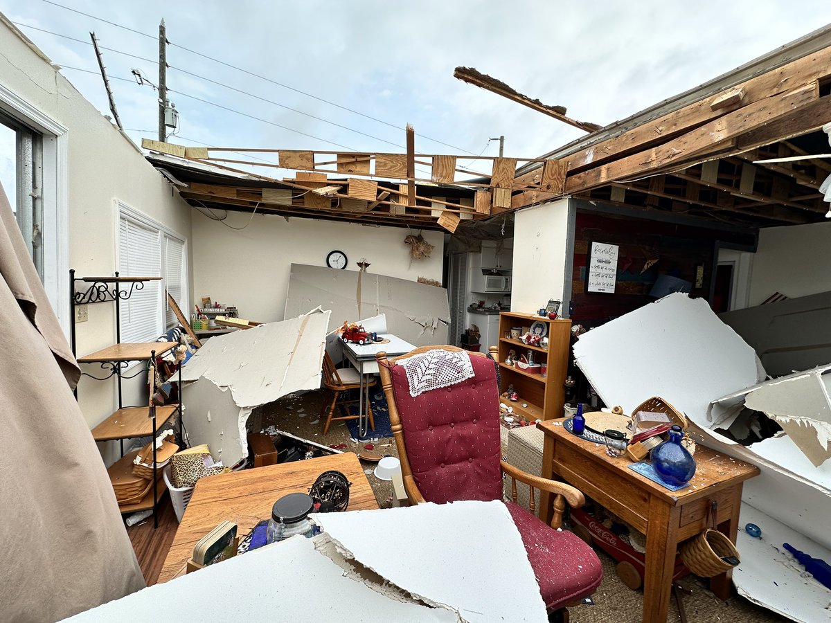 JoshRojasBN9's tweet photo. Severe weather overnight in Dunedin tore the roof off of 73-year-old Sondra Martin’s mobile home. Two other mobile homes were also heavily damaged. Martin says she doesn’t have insurance. @BN9 https://t.co/2qUjRe1gOC