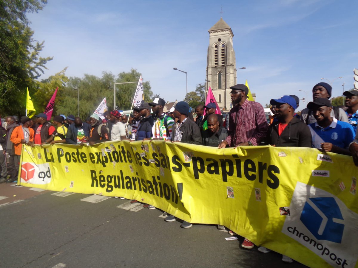 solidaires_94's tweet photo. Hier après midi entre le bureau de poste de Créteil Église et la préfecture. La marche arrière est cassée. Une seule solution : la régularisation! https://t.co/XtU2Uhvn8y