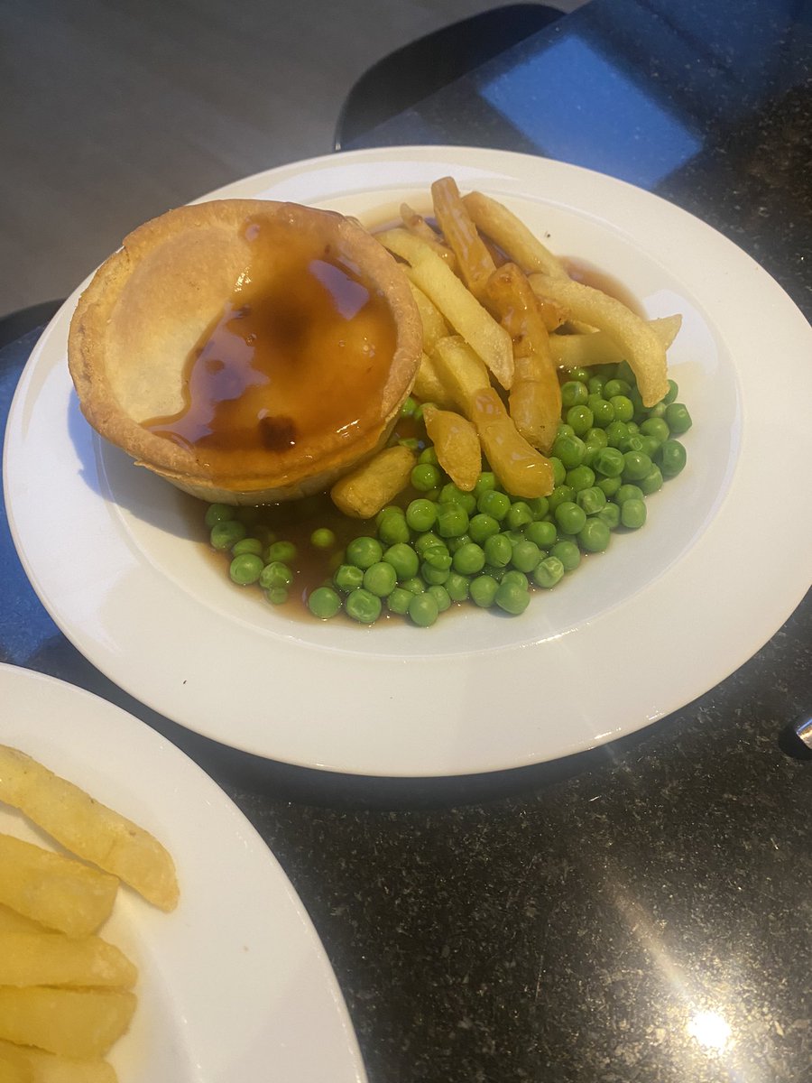 Tonights tea inspired by twitter ads! Thank you <a href="/HollandsPies/">Holland's</a> for the bestest pies!! Meat &amp; potato pie, chips, peas and gravy, a proper autumn tea doesn’t get much better than this! <a href="/graham1974/">Graham Fawcett</a>