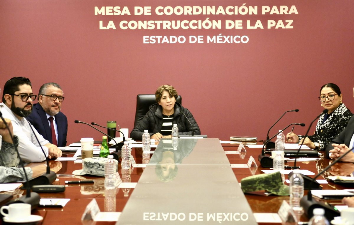 delfinagomeza's tweet photo. Un Estado de México seguro es la meta de quienes día con día nos reunimos en la Mesa de Coordinación para la Construcción de la Paz. Hoy revisamos las acciones que se realizan para avanzar en este objetivo. #ElPoderDeServir https://t.co/RwqGhhMbHX