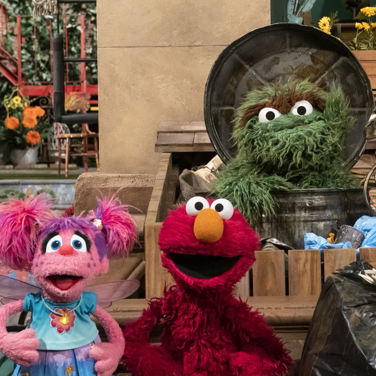 Happy National Grouch Day! Elmo and <a href="/AbbyCadabbySST/">Abby Cadabby</a> love celebrating you, <a href="/OscarTheGrouch/">Oscar the Grouch</a>! 🗑️🥳