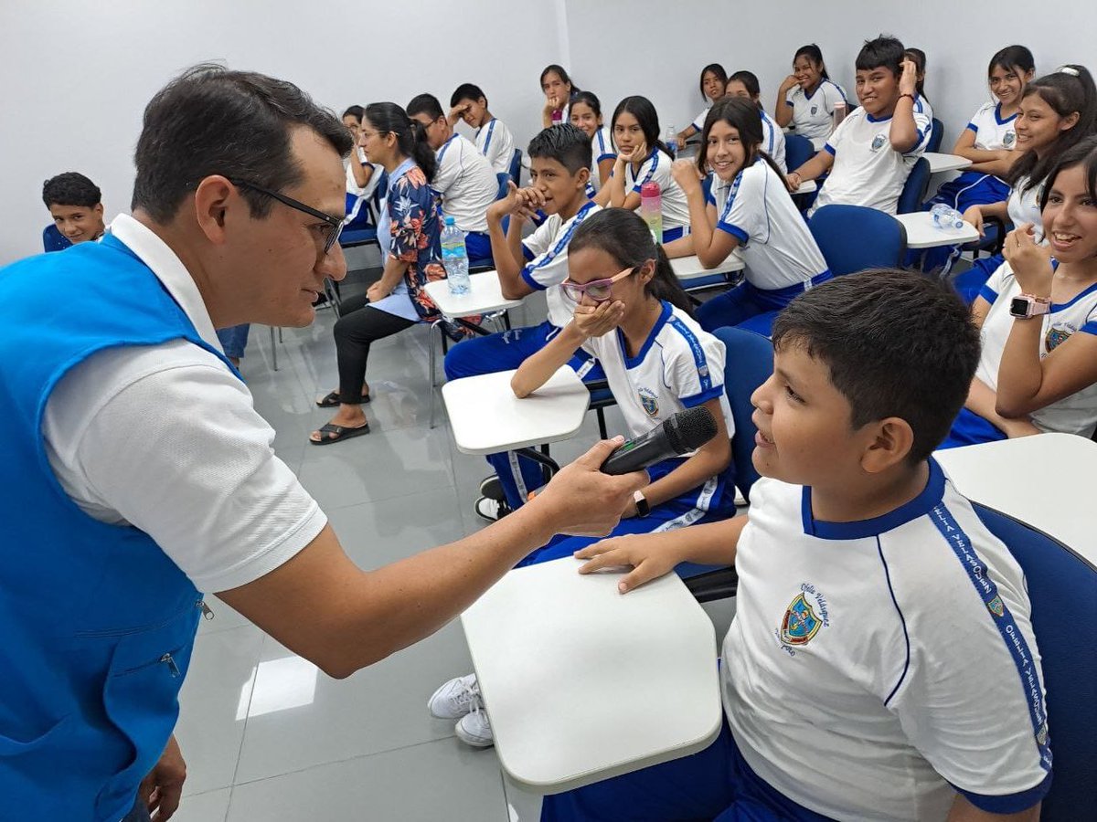 SUNATOficial's tweet photo. 📸 En #SanMartín, visitamos colegios como la I. E. E. Ofelia Velásquez
A la fecha, son más de 1200 alumnos sensibilizados en #CulturaTributariaYAduanera, con quienes compartimos la importancia de pedir boleta de venta y apoyar la #formalización de nuevos negocios.
#PideBoleta ☑️ https://t.co/Gh74fbKoY4