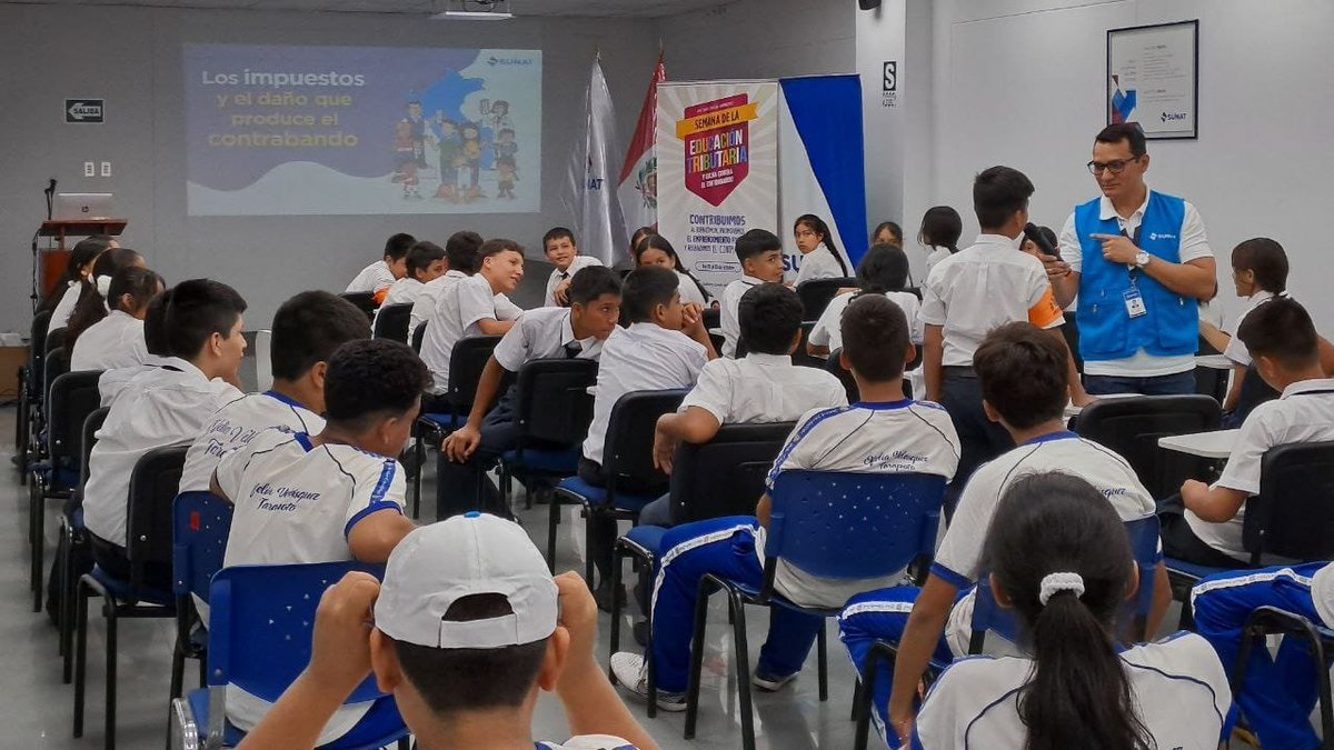 SUNATOficial's tweet photo. 📸 En #SanMartín, visitamos colegios como la I. E. E. Ofelia Velásquez
A la fecha, son más de 1200 alumnos sensibilizados en #CulturaTributariaYAduanera, con quienes compartimos la importancia de pedir boleta de venta y apoyar la #formalización de nuevos negocios.
#PideBoleta ☑️ https://t.co/Gh74fbKoY4