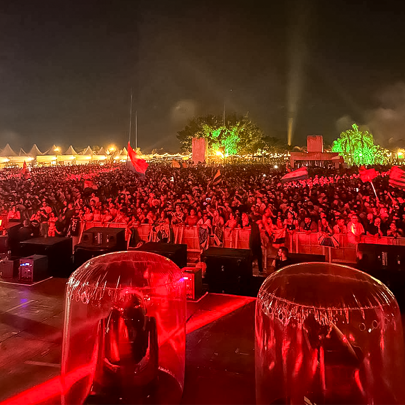 mpaxcom's tweet photo. Talks with @tomorrowland founders, tests by headliners in front of 180K+ fans, and a glimpse into a future where #music &amp; #tech unite globally! @SunneryJames @SJ_RM are already on board.
🕶️#POV magic at #tomorrowlandbrasil!
Music unites, #MetaPax elevates.
Stay tuned! @isay_art https://t.co/FWdr7sx8pD
