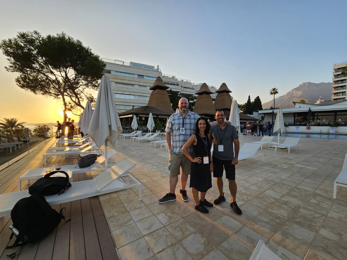Loving #OBTS with lots of friends and great talks!! With <a href="/FedeQuark/">Fede Pacheco</a> <a href="/daniela_valor/">Dani Valor</a>
