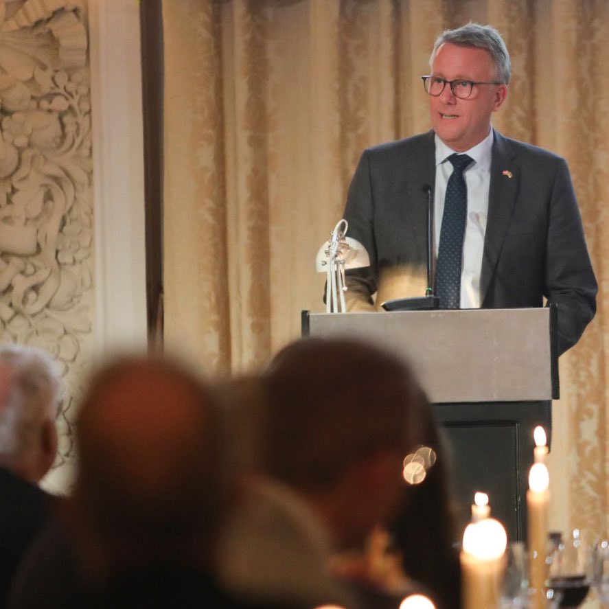 Verden er forandret!
Krig i Europa. Krig i Mellemøsten. Kamp om råstoffer. Kamp om ny teknologi. USA er Danmarks vigtigste allierede. Erhvervspolitik er også sikkerhedspolitik. Derfor skal vi arbejde endnu tættere sammen. Mit budskab til <a href="/AmChamdk/">AmCham Denmark</a> Tak for spændende debat #dkpol