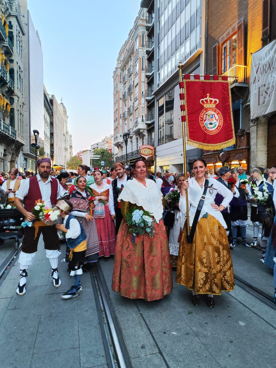 El grupo de nuestro Colegio en la Ofrenda de flores a la Virgen del Pilar 2023