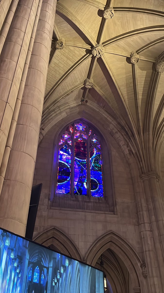 vossDCbus2's tweet photo. National Cathedral https://t.co/Mt59bFkjKe