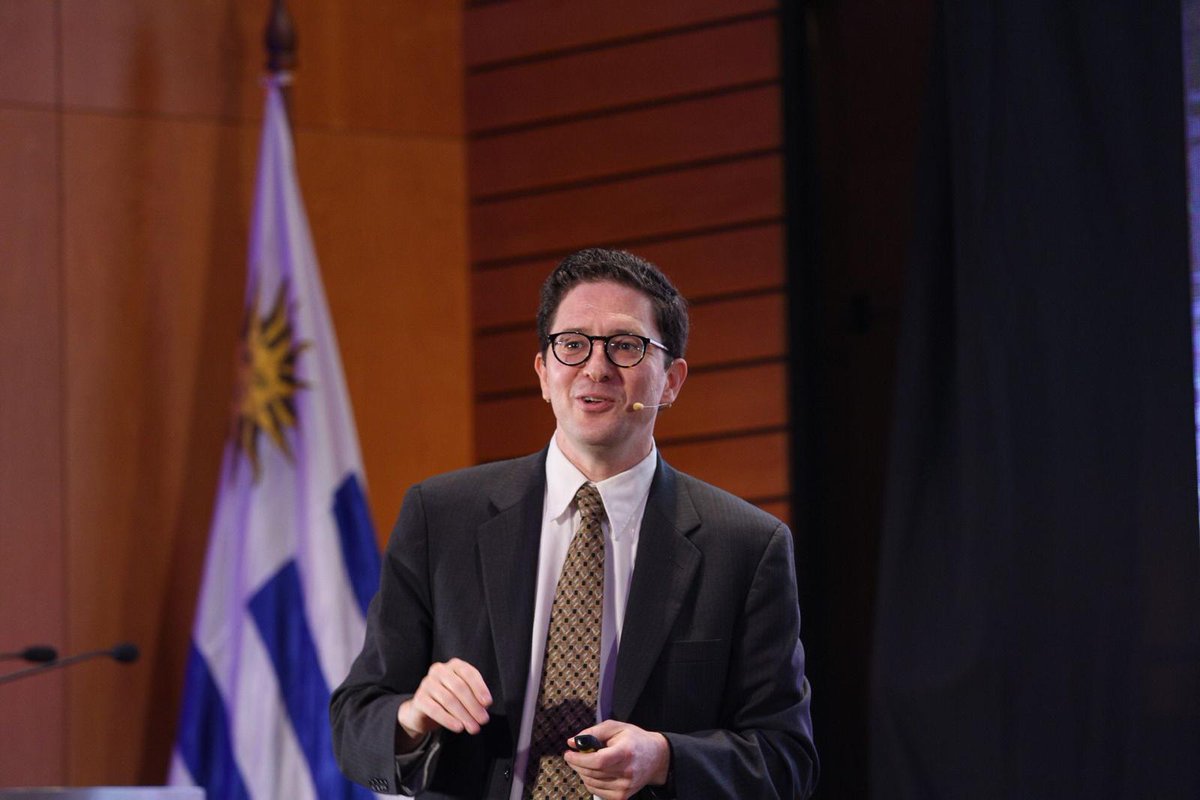 agesic's tweet photo. 👉Continuamos en el #EncuentroAgesic2023 con la presentación de Ariel Nowerstern, especialista en #ciberseguridad de @el_BID, quien repasa aspectos claves sobre el fortalecimiento de la ciberseguridad en Uruguay y la importancia de una estrategia nacional en esta temática. 

🧵 https://t.co/qu2qRlU81t